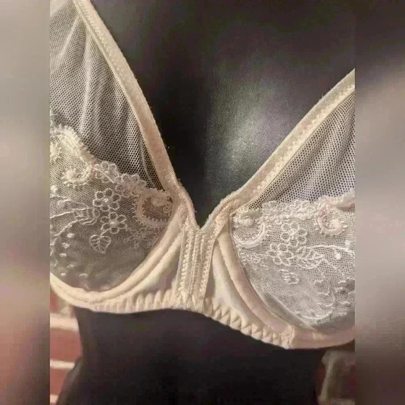 Simone Perele Delice Bra. Size: 32E. Nude. Barely Worn. - Picture 6 of 7